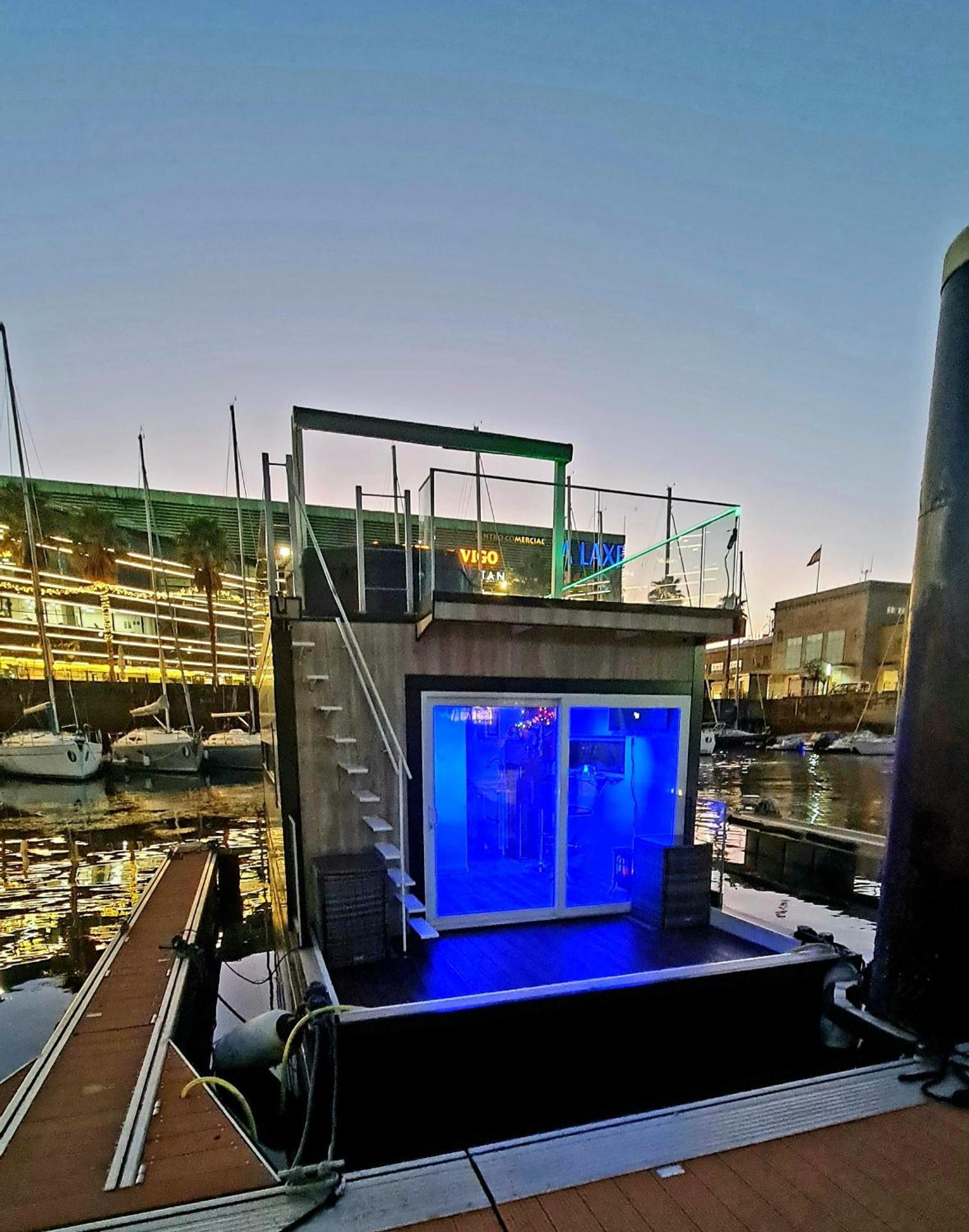 Botel Barco-apartamento En El Nautico De